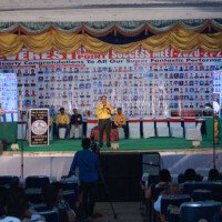 Jain Sir Addressing Students – His Guidance Featured in SSC Coaching Testimonials Jain Sir Giving a Speech on Stage – Everest Coaching Point Testimonials