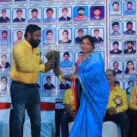 Faculty sir honors fellow faculty during testimonial event Faculty sir giving award to faculty member – testimonials at Hyderabad best coaching