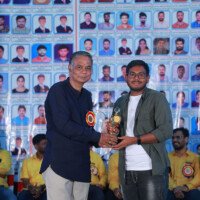 Testimonial highlight – faculty and student pose after award ceremony Faculty member giving award to student and posing for photo – testimonials at Hyderabad best coaching
