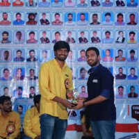 A proud testimonial moment – faculty presenting award to student Faculty giving award to student – testimonials at Hyderabad best coaching