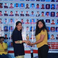 Faculty mam honors a student for success – testimonials moment Faculty mam giving award to student – testimonials at Hyderabad best coaching
