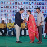 Faculty member presenting an award to a student during the testimonials event at Everest Coaching Point. Faculty Giving Award to Student – Testimonials Moment