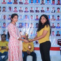 A lady faculty member presenting an award to a student during the testimonials event at Everest Coaching Point. Lady faculty giving award to student during testimonials event at Everest Coaching Point