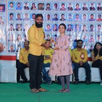 A faculty member awarding a student during the testimonials event at Everest Coaching Point. Faculty member giving award to student during testimonials event at Everest Coaching Point