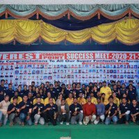 Our vibrant student community gathered together, celebrating their testimonials of achievement. Group photo of all students during testimonials event at Everest Coaching Point