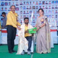A proud moment shared between Director Sir and a student. A strong testimonial of Everest Coaching Point. Director Sir shares a momentous occasion with a student. A powerful testimonial from the best coaching centre in Hyderabad.