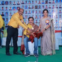 Director Sir honors a student. A true testimonial of Everest Coaching Point. Director Sir shares a proud moment with a student. A testimonial from the best coaching centre in Hyderabad.