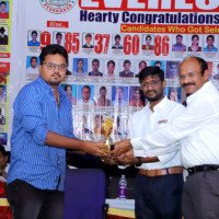 Student testimonial: Director Sir presents award on stage to top achiever at Everest Coaching Point event Director Sir giving award to student on stage – Testimonial moment at Everest Coaching Point