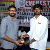 Everest Coaching Point faculty presenting award to a successful student Faculty giving award to student – testimonials of dedication and success