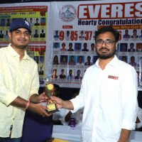 Raju Sir presenting an award to a student at Everest Coaching Point Raju Sir giving award to student – testimonials of academic excellence