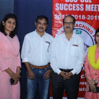 Faculty members with students at Everest Coaching Point Faculty with students – testimonials of mentorship and academic success