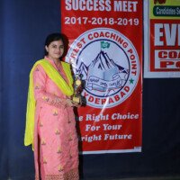 Everest Coaching Point student proudly receiving an award Student with award – testimonials of academic success